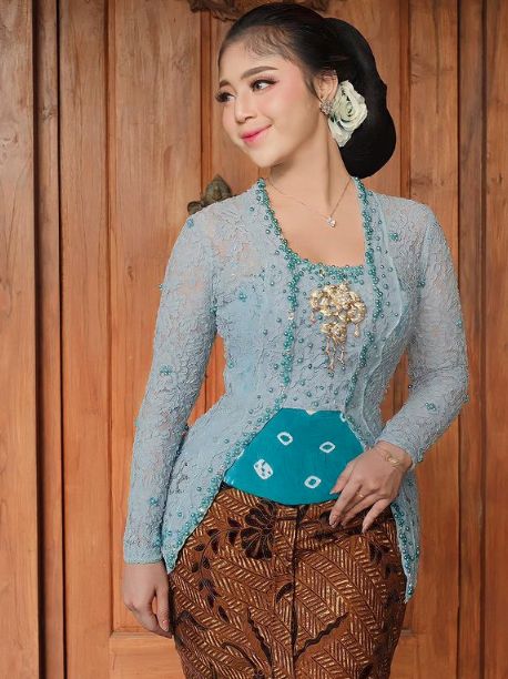 7 Potret Prigel Pangayu, Sinden Cantik yang Memesona karena Musik Campursari