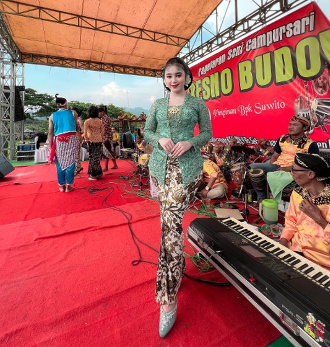 Bagi penggemar tembang campursari mungkin tak asing dengan sinden Prigel Pangayu. Penyanyi ‘Jagat Tresno’ itu memang memiliki suara yang menawan saat menampilan lagu Jawa maupun dangdut kekinian. Foto: Instagram