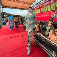 Bagi penggemar tembang campursari mungkin tak asing dengan sinden Prigel Pangayu. Penyanyi ‘Jagat Tresno’ itu memang memiliki suara yang menawan saat menampilan lagu Jawa maupun dangdut kekinian. Foto: Instagram