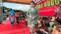 Prigel tampil anggun dengan balutan kebaya hijau ketika di atas panggung. (Foto: Instagram)