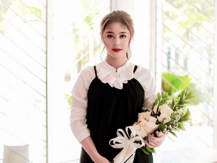 Prigel Pangayu, Sinden Cantik yang Memesona karena Musik Campursari 7 Potret Prigel Pangayu, Sinden Cantik yang Memesona karena Musik Campursari