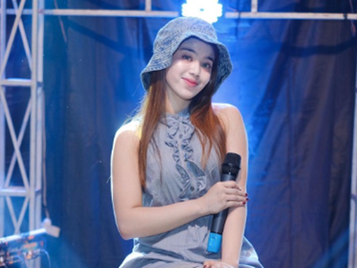 Prigel Pangayu, Sinden Cantik yang Memesona karena Musik Campursari 7 Potret Prigel Pangayu, Sinden Cantik yang Memesona karena Musik Campursari