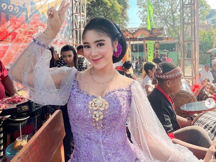 Prigel Pangayu, Sinden Cantik yang Memesona karena Musik Campursari 7 Potret Prigel Pangayu, Sinden Cantik yang Memesona karena Musik Campursari