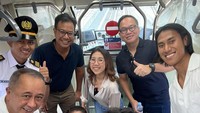 Raffi Ahmad mengaku senang bisa menjajal LRT kali ini. Foto: instagram Raffi Ahmad