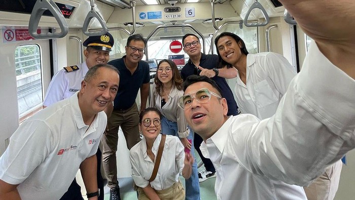 Raffi Ahmad mencoba LRT.