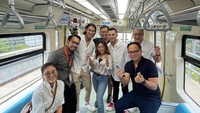 Bersama Sigi Wimala, Kiky Saputri dan Sean Gelael mereka menjajal LRT tersebut. Foto: instagram Raffi Ahmad