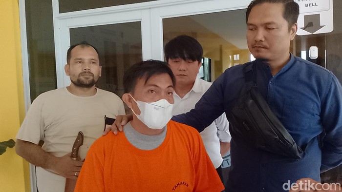 RE (46) pelaku pembacokan terhadap guru tahfiz di Batam. (Alamudin Hamapu/detikSumut)