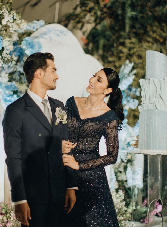 Seluruh bagian gaun dihiasi tebaran payet yang menambah kesan glamor. Foto: Instagram/@tyasmirasih @morden.co