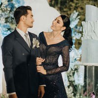 Seluruh bagian gaun dihiasi tebaran payet yang menambah kesan glamor. Foto: Instagram/@tyasmirasih @morden.co