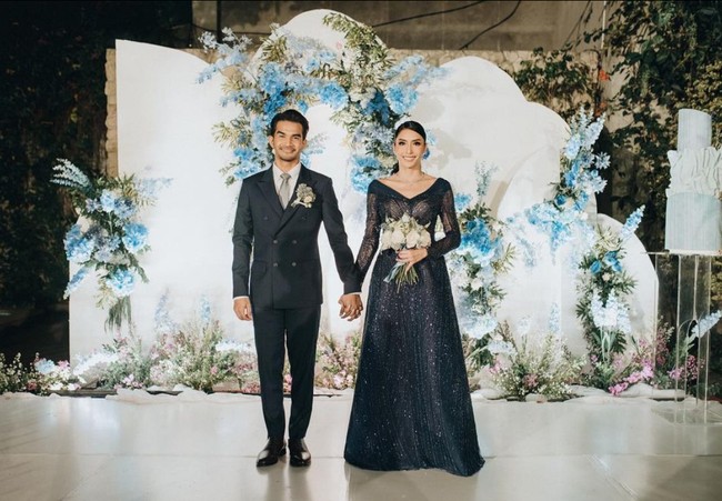 Menikah lagi, Tyas Mirasih menggelar resepsi pernikahan di malam hari setelah melangsungkan akad nikah dengan Tengku Tezi. Pesta digelar di area outdoor bertema pesta kebun. Foto: Instagram/@tyasmirasih @morden.co