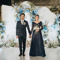 Menikah lagi, Tyas Mirasih menggelar resepsi pernikahan di malam hari setelah melangsungkan akad nikah dengan Tengku Tezi. Pesta digelar di area outdoor bertema pesta kebun. Foto: Instagram/@tyasmirasih @morden.co