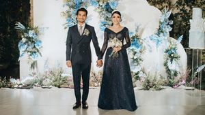 8 Gaya Elegan Tyas Mirasih Bergaun Navy Blue di Resepsi Pernikahan Kedua