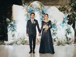 8 Gaya Elegan Tyas Mirasih Bergaun Navy Blue di Resepsi Pernikahan Kedua
