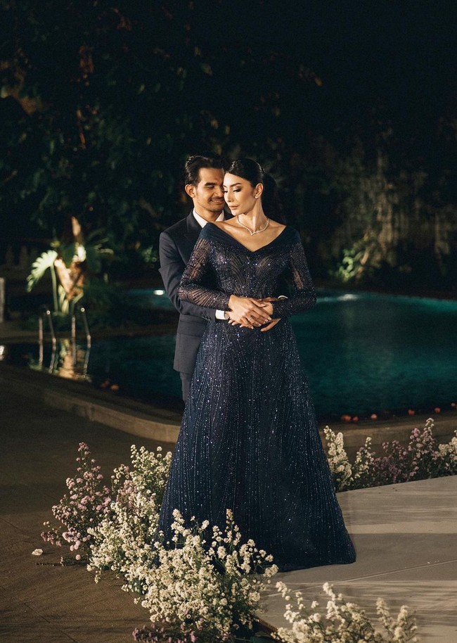 Gaun bersiluet A-line ini memiliki garis leher off-shoulder berbentuk V yang mengaksentuasi leher jenjang Tyas. Foto: Instagram/@tyasmirasih @morden.co