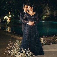 Gaun bersiluet A-line ini memiliki garis leher off-shoulder berbentuk V yang mengaksentuasi leher jenjang Tyas. Foto: Instagram/@tyasmirasih @morden.co