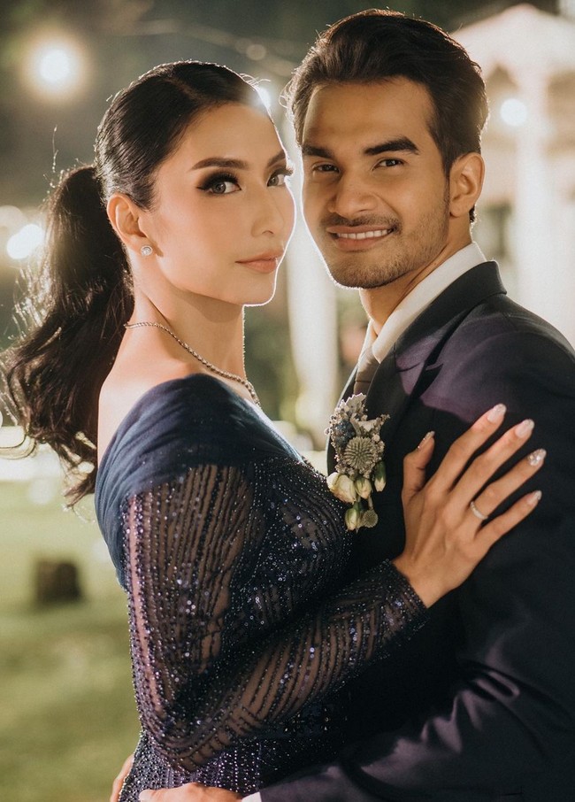 Aktris 36 tahun ini memilih penataan rambut simpel dengan gaya kuncir kuda yang dibuat bergelombang. Sementara riasan wajahnya dibuat lebih bold di area mata. Foto: Instagram/@tyasmirasih @morden.co