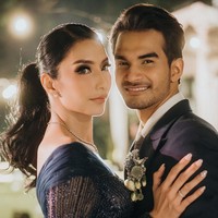 Aktris 36 tahun ini memilih penataan rambut simpel dengan gaya kuncir kuda yang dibuat bergelombang. Sementara riasan wajahnya dibuat lebih bold di area mata. Foto: Instagram/@tyasmirasih @morden.co