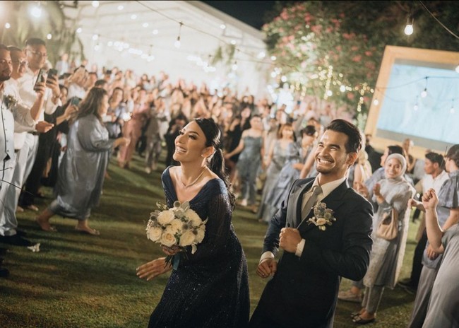 Sepanjang acara, Tyas Mirasih dan Tengku Tezi tampak sangat menikmati momen spesial mereka dan saling menunjukkan rasa cinta dengan gesture mesra. Ini merupakan pernikahan kedua bagi pasangan yang pernah terlibat dalam satu produksi film tersebut. Foto: Instagram/@tyasmirasih @morden.co