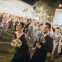 Sepanjang acara, Tyas Mirasih dan Tengku Tezi tampak sangat menikmati momen spesial mereka dan saling menunjukkan rasa cinta dengan gesture mesra. Ini merupakan pernikahan kedua bagi pasangan yang pernah terlibat dalam satu produksi film tersebut. Foto: Instagram/@tyasmirasih @morden.co