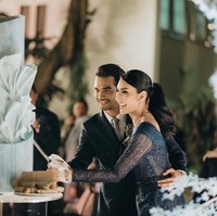 Bintang film ‘Marley’ ini memakai setelan jas biru gelap yang juga dirancang oleh Didiet Maulana. Dia memadukannya dengan kemeja putih dan dasi abu-abu. Foto: Instagram/@tyasmirasih @morden.co