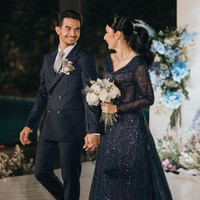 Tyas Mirasih kembali mempercayakan gaun resepsinya kepada Svarna by IKAT Indonesia milik desainer Didiet Maulana yang juga merancang kebaya pengantin saat akad nikah. Kali ini dia memilih warna navy blue. Foto: Instagram/@tyasmirasih @morden.co