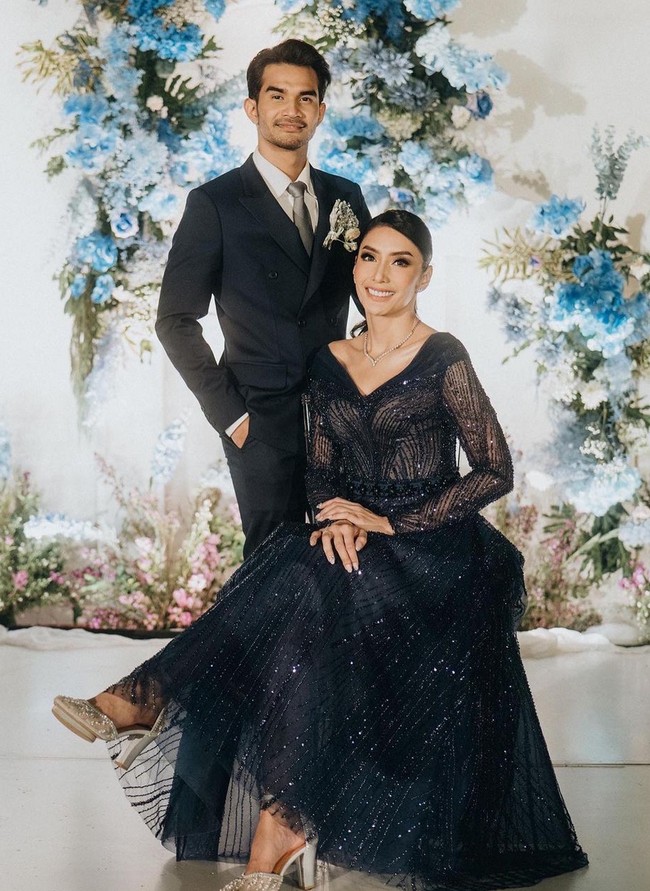Senada dengan sang istri, Tengku Tezi juga mengenakan busana bernuansa gelap yang cocok dengan acara di malam hari. Foto: Instagram/@tyasmirasih @morden.co