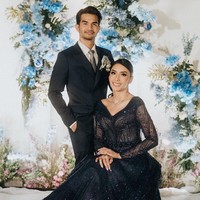 Senada dengan sang istri, Tengku Tezi juga mengenakan busana bernuansa gelap yang cocok dengan acara di malam hari. Foto: Instagram/@tyasmirasih @morden.co