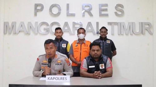 Kapolres Manggarai Timur AKBP I Ketut Widiarta memperlihatkan tersangka pemerkosaan terhadap keponakan sendiri.