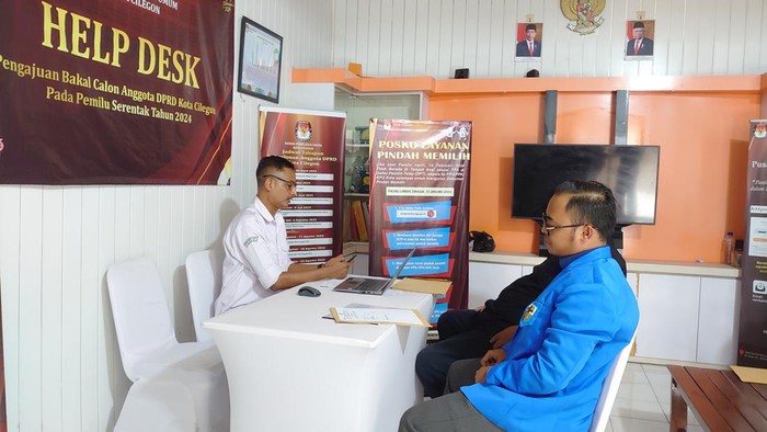 Rizki saat mengadu ke KPU Cilegon (Iqbal/detikcom)