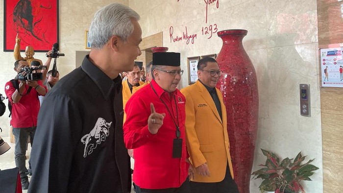 Ketum Partai Hanura Oesman Sapta Ondang (OSO) tiba di DPP PDIP, Jakarta Pusat, untuk melakukan pertemuan membahas dukungan terhadap Ganjar Pranowo sebagai capres 2024. OSO disambut oleh oleh Ganjar Pranowo dan Sekjen PDIP Hasto Kristiyanto.