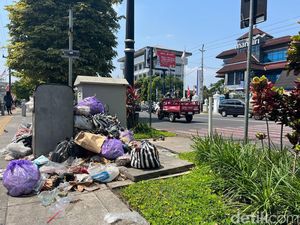 Jorok! Ada Tumpukan Sampah di Halte Trans Jogja-Pedestrian Sudirman