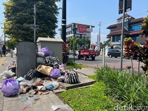 Jorok! Ada Tumpukan Sampah di Halte Trans Jogja-Pedestrian Sudirman