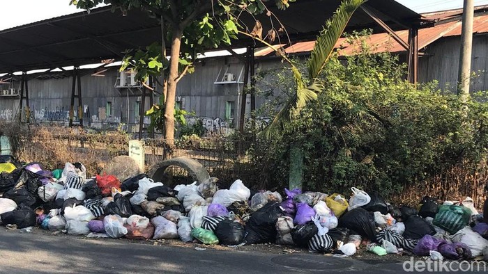 Sampah masih menumpuk di Jalan Tukangan, Danurejan, Kota Jogja, Senin (28/8/2023) pagi.