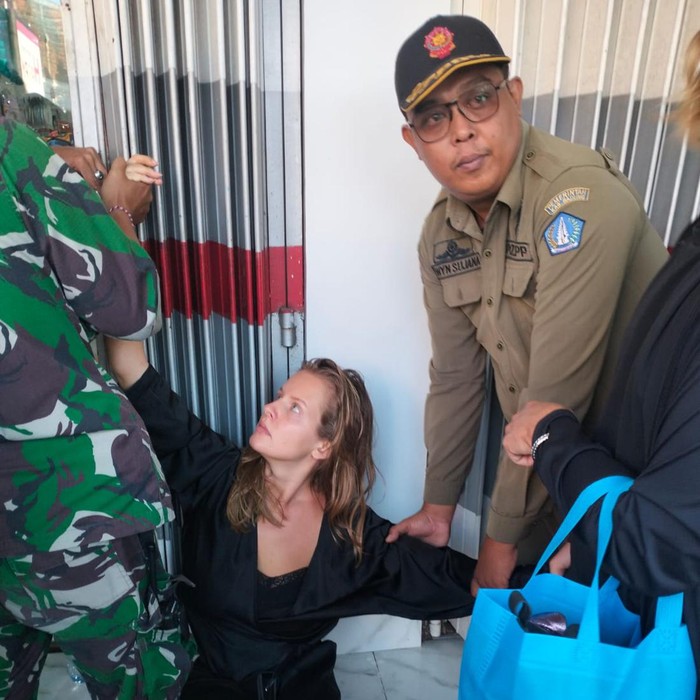 Satpol PP Kabupaten Badung mengamankan seorang WN Rusia yang mengamuk dan telanjang di depan toko di Jalan Pura Pageh, Ungasan, Kuta Selatan, Badung, Bali, Senin (28/8/2023). (Dok. Satpol PP Badung)