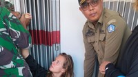 Bule Rusia berinisial AR mengamuk dan sempat telanjang di depan salah satu toko yang berlokasi di Jalan Pura Batu Pageh, Badung. Bule perempuan berusia 27 tahun itu pun diamankan Satpol PP. Dia diduga mengalami depresi. (Dok. Satpol PP Badung)