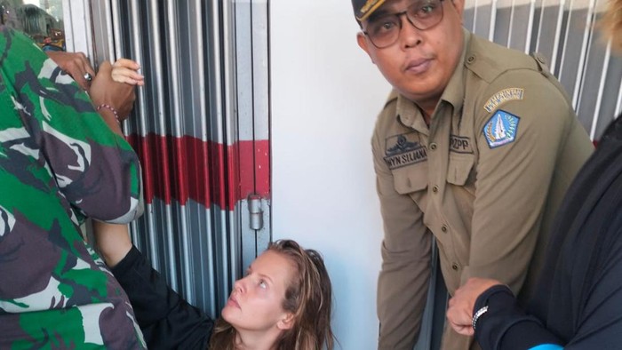 Satpol PP Kabupaten Badung mengamankan seorang WN Rusia yang mengamuk dan telanjang di depan toko di Jalan Pura Pageh, Ungasan, Kuta Selatan, Badung, Bali, Senin (28/8/2023). (Dok. Satpol PP Badung)