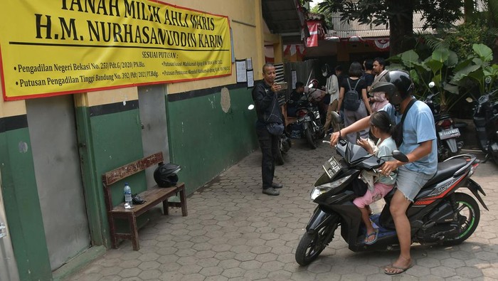 SDN Bantargebang V ditutup pagar seng Sejumlah wartawan memotret akses masuk ke SDN Bantargebang V yang ditutup seng oleh ahli waris di Bekasi, Jawa Barat, Senin (28/8/2023). Menurut pihak sekolah akses masuk ke ruang kelas ditutup oleh pihak ahli waris tanah pada (27/8/2023) dan pembelajaran murid sekolah untuk sementara dilakukan secara daring dari rumah. ANTARA FOTO/ Fakhri Hermansyah/hp.