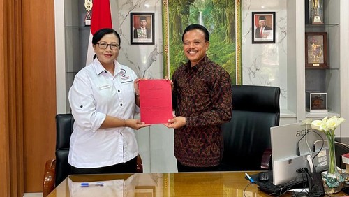 Sekretaris Daerah (Sekda) Provinsi Bali Dewa Made Indra (kanan) menerima hasil rapid assessment dari Kepala Ombudsman RI Perwakilan Provinsi Bali Sri Widhiyanti (kiri) di kantor Gubernur Bali, Senin (28/8/2023). (Foto: Humas Pemprov Bali)