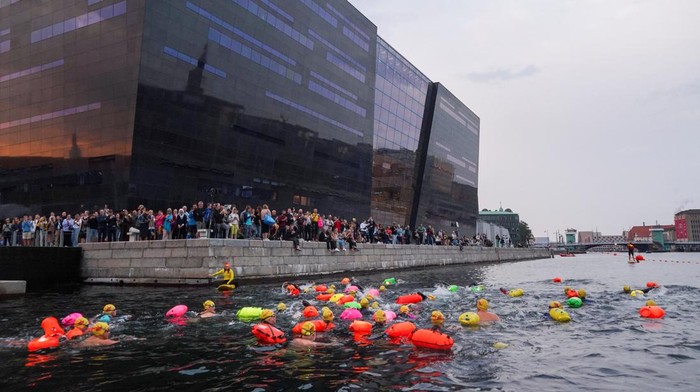 Sensasi Renang Malam Hari Melintasi Perairan Kopenhagen Denmark Participants take part in swims through the waterways of the Danish capital as part of TrygFonden Swim event in Copenhagen, Denmark, August 25, 2023. REUTERS/Tom Little