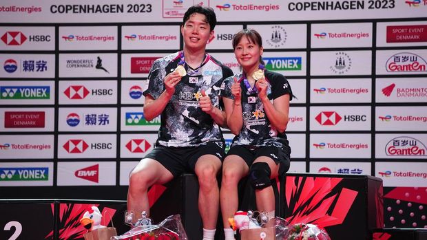 Seo Seung Jae, left, and Chae Yu Jung of Korea celebrate after their final mixed double match against Zheng Si Wei and Huang Ya Qiong of China at the BWF World Championship in Royal Arena in Copenhagen, Denmark, Sunday Aug. 27, 2023. (Mads Claus Rasmussen/Ritzau Scanpix via AP)