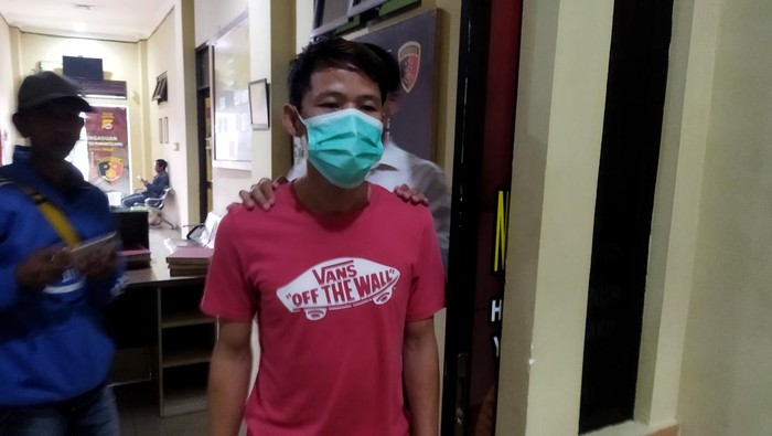 Seorang pria inisial MY (43) di Pandeglang ditangkap polisi. Dok Aris Rivaldo/detikcom).