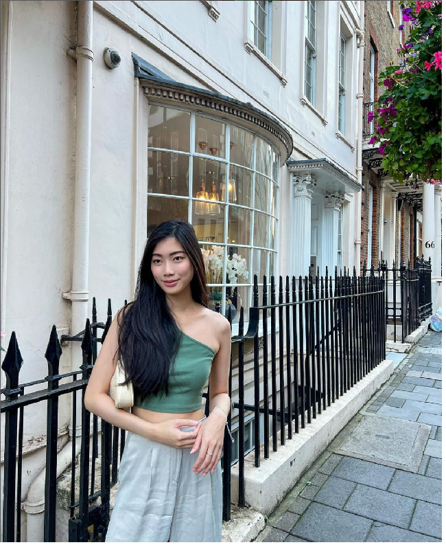 Poppy Capella yang lisensinya untuk Miss Universe Malaysia 2023 telah dicabut Miss Universe global ikut eksis dalam unggahan Instagram yang memperlihatkan foto Serena Lee. Poppy yang hanya memberikan komentar dengan emoji hati, diserbu komentar netizen dengan berbagai tuduhan miring. Foto: Dok. Instagram @serenaa.leee, @malaysianbeautypageantfc