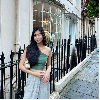 Poppy Capella yang lisensinya untuk Miss Universe Malaysia 2023 telah dicabut Miss Universe global ikut eksis dalam unggahan Instagram yang memperlihatkan foto Serena Lee. Poppy yang hanya memberikan komentar dengan emoji hati, diserbu komentar netizen dengan berbagai tuduhan miring. Foto: Dok. Instagram @serenaa.leee, @malaysianbeautypageantfc