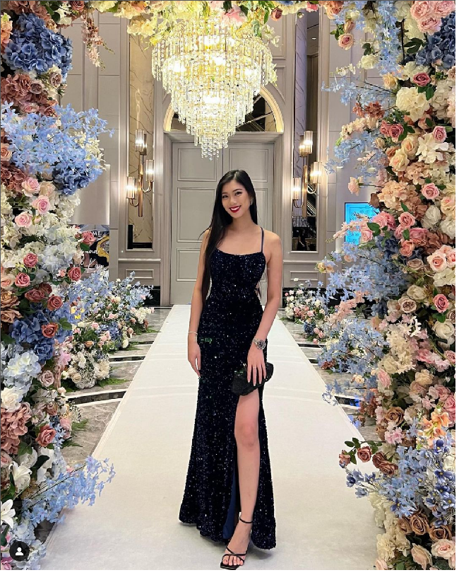 Sosok Serena Lee sendiri masih misterius. Unggahan Instagramnya hanya ada enam foto dirinya. Hingga kini belum ada informasi terkait profil Serena yang akan mewakili Malaysia di ajang Miss Universe 2023 di El Salvador pada November 2023. Foto: Dok. Instagram @serenaa.leee, @malaysianbeautypageantfc