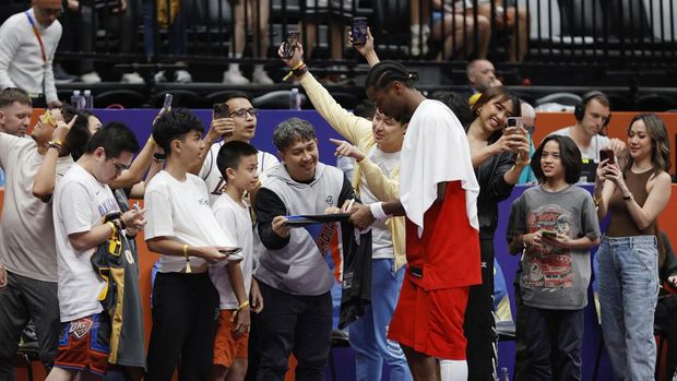 Basketball - FIBA World Cup 2023 - First Round - Group H - Lebanon v Canada - Indonesia Arena, Jakarta, Indonesia - August 27, 2023 Canada's Shai Gilgeous-Alexander signs autograph for fans after the match REUTERS/Willy Kurniawan