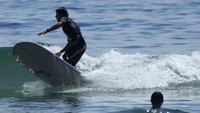Meski begitu, sejumlah orang masih menikmati bersantai dan berselancar di pantai sekitar PLTN.