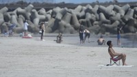 Pantai Yotsukura berada sekitar 30 kilometer (sekitar 18 mil) selatan pembangkit listrik tenaga nuklir Fukushima Daiichi.