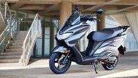 Suzuki Burgman mengadopsi desain ala motor bongsor seperti Nmax dan PCX. Foto: Suzuki