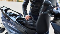 Di bawah joknya ada bagasi seluas 21,5 liter. Suzuki juga membekali motor ini dengan glovebox 2L dan outlet USB. Foto: Suzuki