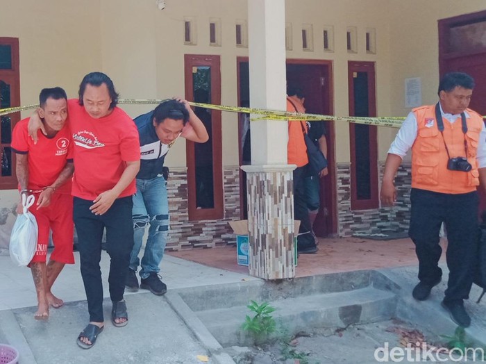 Tersangka Turah saat rekonstruksi kasus pembunuhan disertai mutilasi di Dusun Dumung, Desa Nangsri, Kecamatan Manisrenggo, Klaten, Senin (28/8/2023).